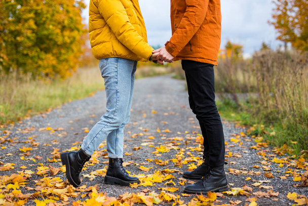 ősz és szerelem koncepció - közeli kép fiatal pár szerelmes pózol őszi parkban - Fotó, kép