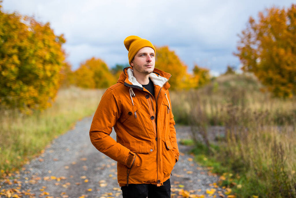 muotokuva nuori komea mies poseeraa syksyllä puistossa - Valokuva, kuva