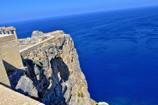 Yunanistan 'ın Lindos adasında sıcak bir yaz gününde eski güzel taş kalıntıları yıkıldı. - Fotoğraf, Görsel