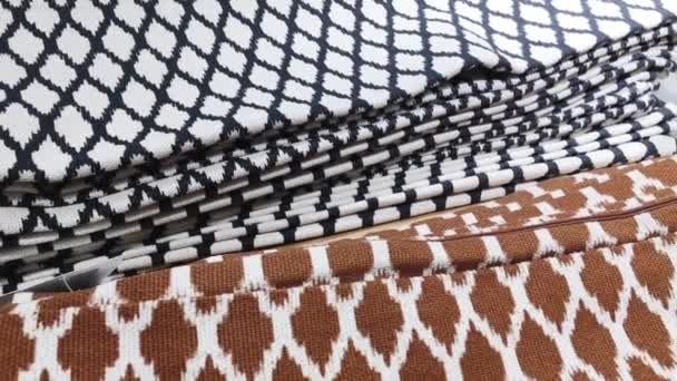 Naturalna tkanina bawełniana, luksusowy materiał włókienniczy jako wystrój wnętrz, meble i aranżacja wnętrz - Materiał filmowy, wideo