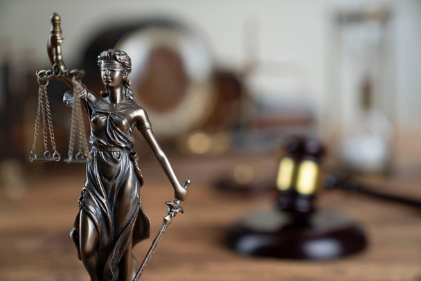 Концепція юристів. Символ закону: гавель, масштаб і статуя Теміса.. - Фото, зображення