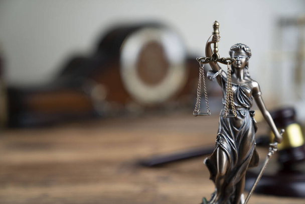 Έννοια δικηγορικού γραφείου. Σύνθεση συμβόλων νόμου: gavel, scale και άγαλμα του Θέμη. - Φωτογραφία, εικόνα