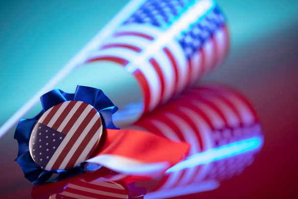 4 Temmuz 'da. Bağımsızlık Günü konsepti. ABD 'nin sembolü olarak Amerikan bayrakları ve rozeti. - Fotoğraf, Görsel
