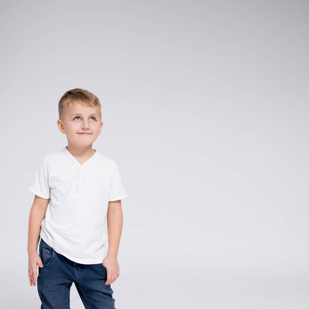 portret cute little boy myślenia o czymś - kopiowanie przestrzeni na białym tle - Zdjęcie, obraz
