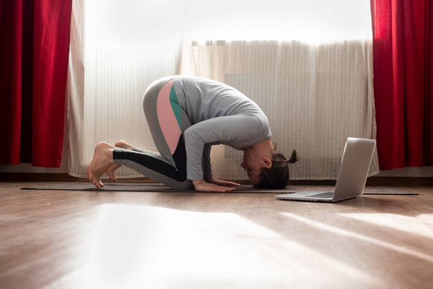 mulher trabalhando fora fazendo ioga ou exercício pilates
. - Foto, Imagem