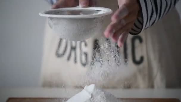 mujer tamizar harina a través de un tamiz
  - Metraje, vídeo