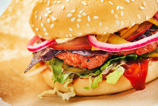 smakelijke hamburger met gegrilde zalm - Foto, afbeelding