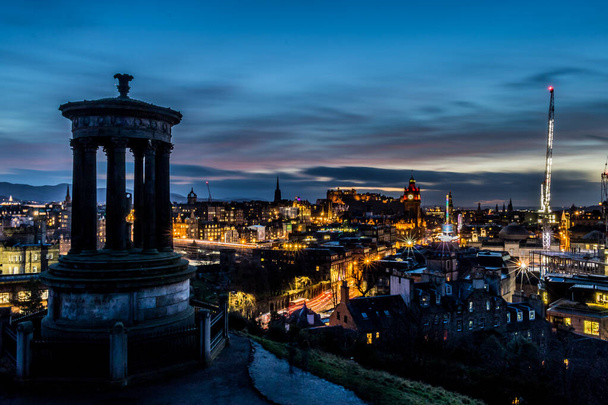 Edinburgh Cityscape from Calton Hill sunset, Edinburgh, Σκωτία Ηνωμένο Βασίλειο - Φωτογραφία, εικόνα