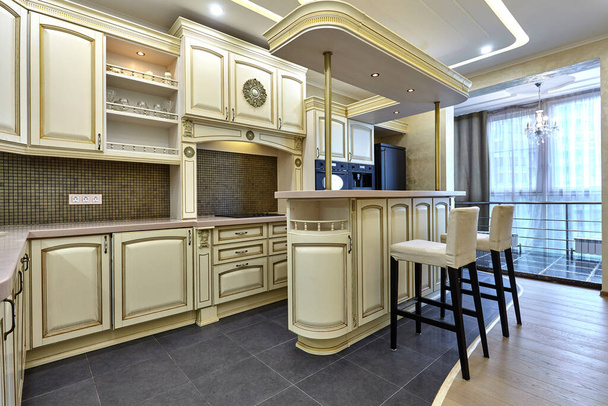 кухня с бытовой техникой и красивый интерьер - Фото, изображение
