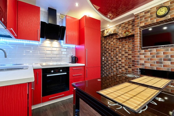 cocina con electrodomésticos y un hermoso interior - Foto, imagen