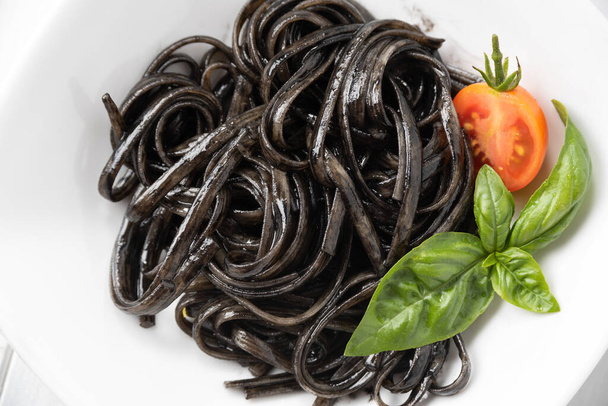 Jídlo z lahodné olihně inkoust linguini, italská kuchyně  - Fotografie, Obrázek