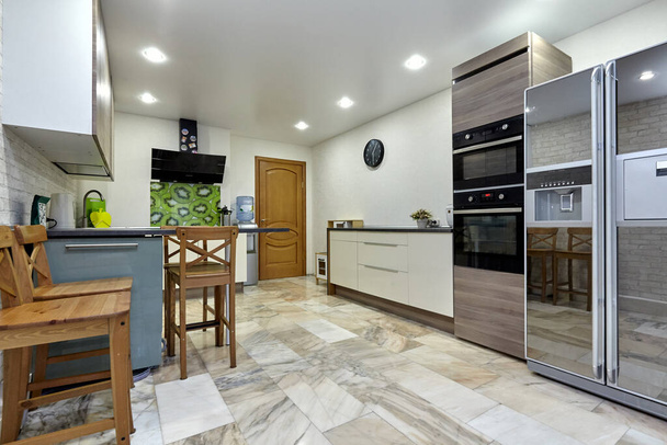 konyha berendezésekkel és egy gyönyörű belső tér - Fotó, kép