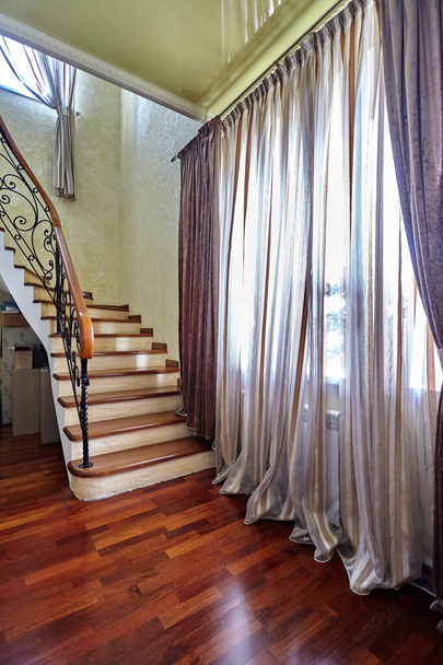 лестница с коваными железными перилами - Фото, изображение