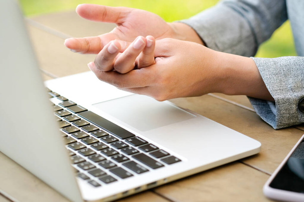 Handen van computergebruikers hebben pijn en verwondingen aan de vingers. Uit Syndroom Syndroom .Gezondheid en Fysieke Concepten - Foto, afbeelding