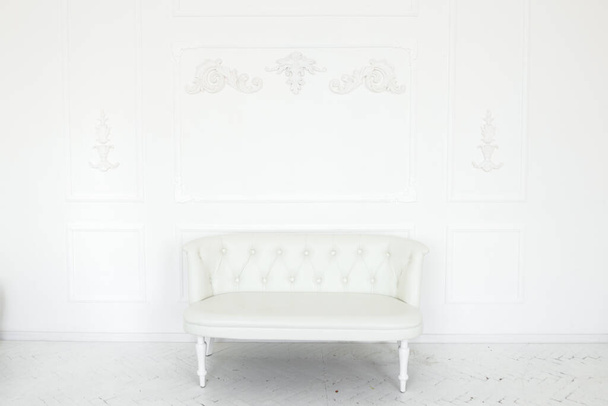 Moderní pohodlí pohovka na bílém pozadí. Izolovaná bílá pohovka - Fotografie, Obrázek