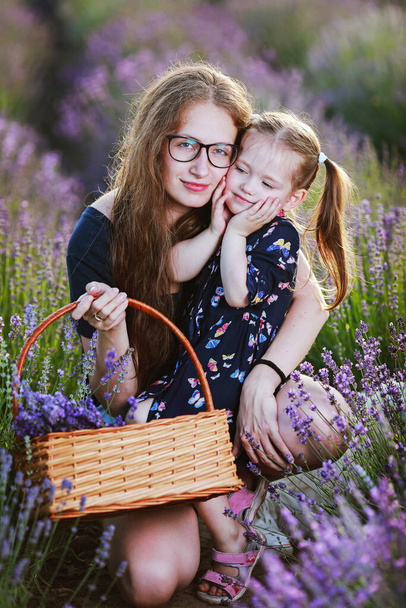 matka s dcerou na levandulovém poli - Fotografie, Obrázek
