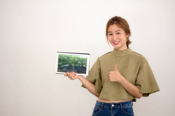Ritratto di thai china adulto bella ragazza utilizzando il suo tablet. - Foto, immagini