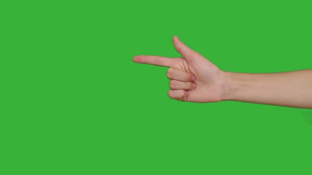 4K πλάνα σε πραγματικό χρόνο κοντινό χέρι της ασιάτισσας νεαρή κοπέλα gesturing όπλο φωτιά με τα δάχτυλα απομονώνονται σε chroma κλειδί πράσινο φόντο οθόνη. - Πλάνα, βίντεο