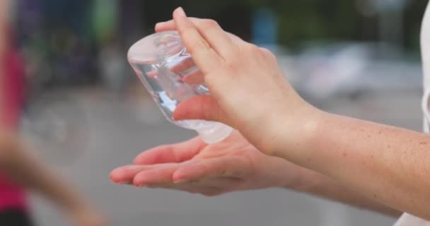 Eine echte junge Frau reinigt ihre Hände mit hydroalkoholischem Gel als Präventionsmethode, um die Ausbreitung von COVID-19 auf andere Menschen in der Gemeinschaft Madrid, Spanien, zu verhindern.. - Filmmaterial, Video