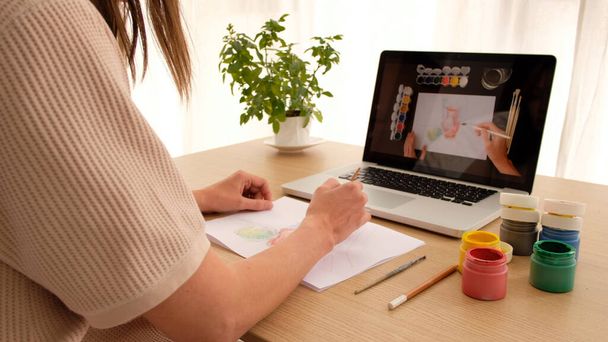 女性はオンラインで描くことを学ぶ - 写真・画像