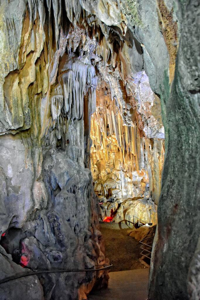 Türk dağlarındaki ilginç mağara sarkıtlar ve dikitler arka planı oluşturuyor. - Fotoğraf, Görsel