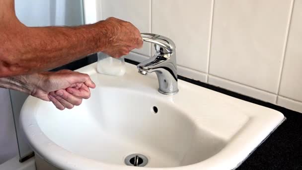 Enfeksiyonu önlemek için ellerini sabunlu suyla yıkayan adam. - Video, Çekim