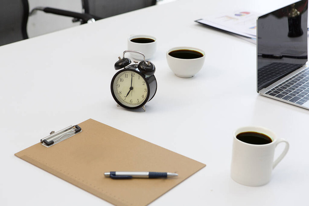tasses à café et ordinateur portable sur la table de bureau, dossier et stylo - Photo, image