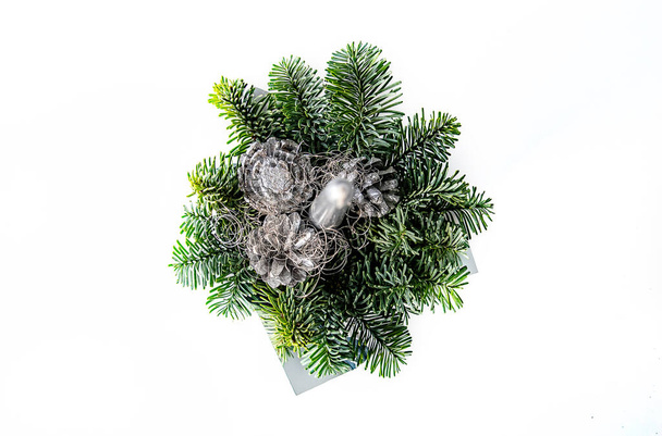 красивый элегантный рождественский головной убор с серебряной свечой и конусами на белом изолированном фоне
 - Фото, изображение