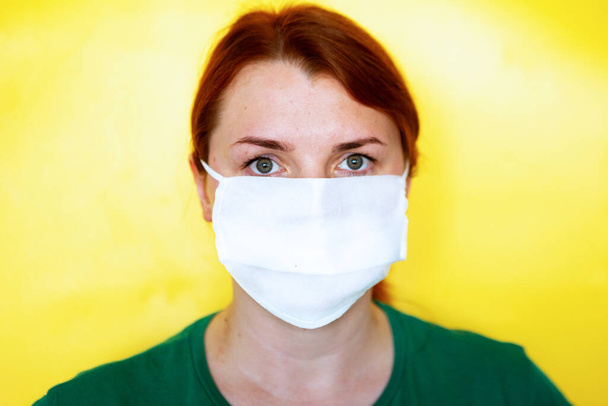 Portret van jonge vrouw met medisch masker, close-up, covid-19 concept - Foto, afbeelding