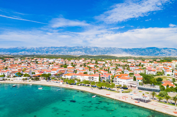 Kroatia, kaunis Adrianmeren rannikko, kaupunki Novalja ja venesatama saarella Pag, antenni näkymä drone - Valokuva, kuva