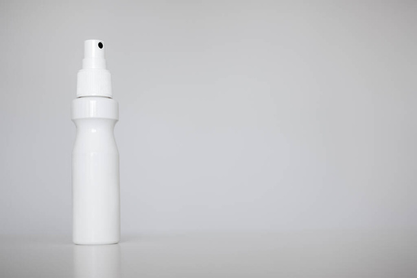 koncepcja higieny lub dezynfekcji rąk - rozpylona butelka środka dezynfekującego lub dezynfekującego na białym tle - Zdjęcie, obraz
