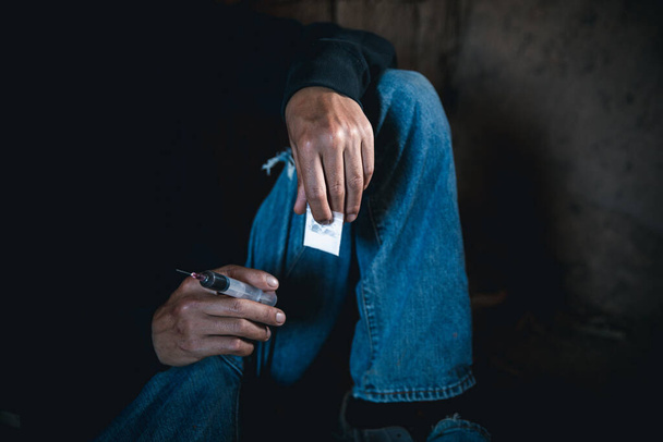 Homme toxicomane qui s'injecte de l'héroïne dans le bras, Homme toxicomane avec seringue, concept de drogue, 26 juin, Journée internationale contre l'abus de drogues.  - Photo, image