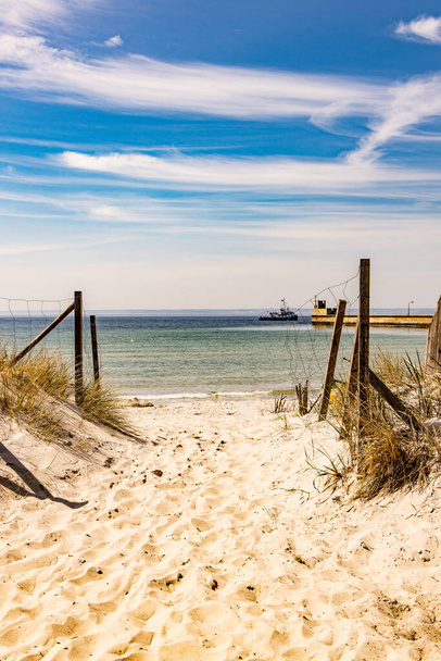 prachtig landschap van de blauwe Oostzee in Polen en het strand op een zonnige warme dag - Foto, afbeelding