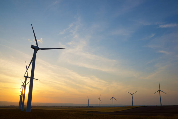 Вітрові турбіни для виробництва електроенергії, провінція Сарагоса, Арагон, Іспанія.. - Фото, зображення