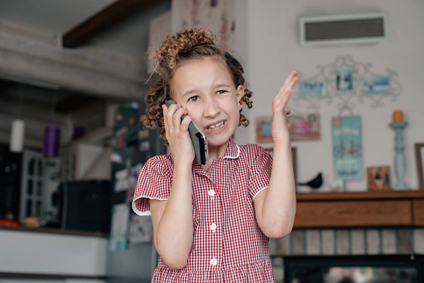 Girl at home emotionally talking on the phone. - Foto, Imagem