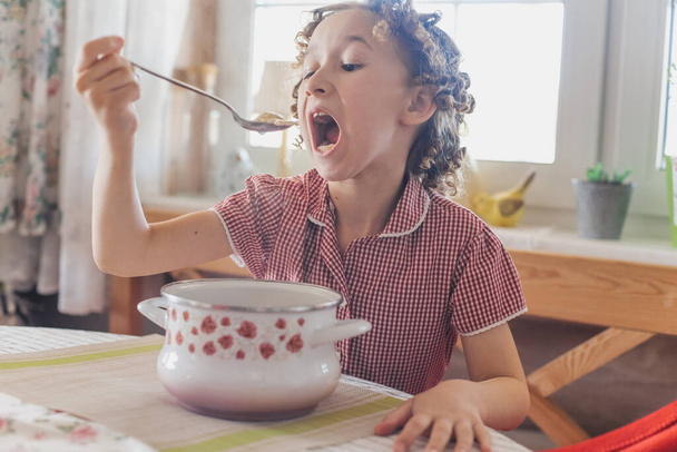 lustiges Mädchen isst Knödel  - Foto, Bild