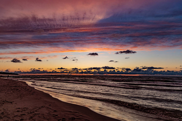 krásný malebný klidný západ slunce s barevnými mraky na březích Baltského moře v Polsku - Fotografie, Obrázek