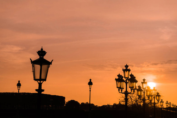 Naplemente Párizsban a világítótestek sziluettjével - Fotó, kép