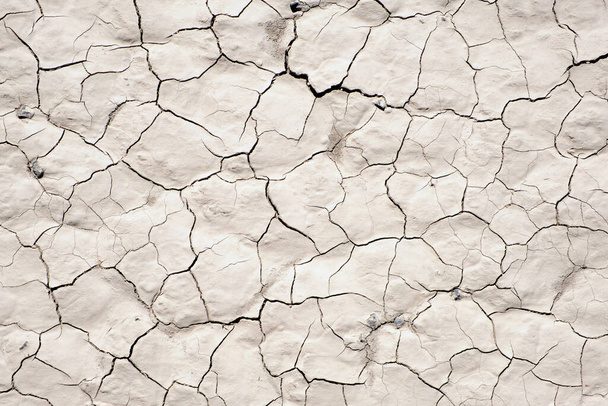 Tierra seca sin vida agrietada en el valle del hipódromo en el Parque Nacional del Valle de la Muerte
 - Foto, Imagen