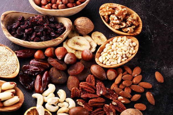 Koostumus kuivattuja hedelmiä ja valikoituja terveellisiä orgaanisia pähkinöitä
. - Valokuva, kuva