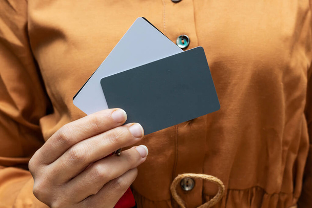 Cartão cinzento com uma correia vermelha uma ferramenta dos fotógrafos, determinando o equilíbrio branco correto
 - Foto, Imagem