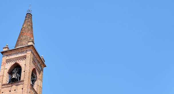 Cassano d 'adda' daki eski kule - berrak mavi gökyüzü - vücut kopyası boşluk - İtalya - Lombardy - Fotoğraf, Görsel