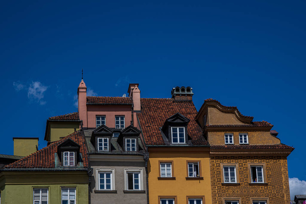 gyönyörű történelmi eredeti bérházak a régi város Varsó Lengyelországban egy nyári napon - Fotó, kép