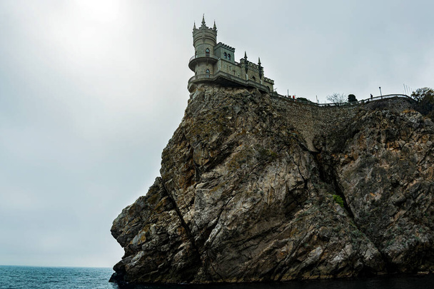 Historical architectural monument of the southern coast of Crimea swallow's Nest castle. It is located on a steep cliff that goes into the sea. - Fotografie, Obrázek