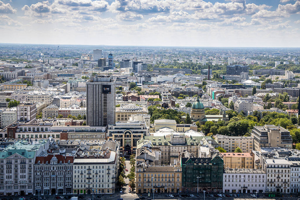 prachtig landschap van de stad Warschau vanaf het uitkijkpunt in het Paleis van Cultuur op een warme zomer zonnige dag - Foto, afbeelding
