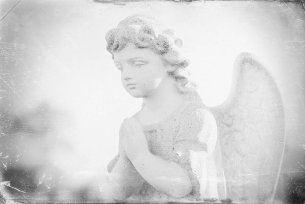 Eski bir melek heykelinin eski tasviri. Yatay resim. - Fotoğraf, Görsel