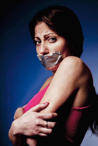 Ψυχολογικό πορτραίτο γυναίκας με στόμα καλυμμένο με γύψο ως σύμβολο πόνου.  - Φωτογραφία, εικόνα