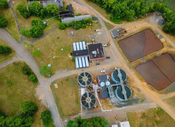 Vista aérea de las aguas residuales de una planta de tratamiento de aguas residuales Granja de aguas residuales que rodea el tanque clarificador industrial de agua - Foto, Imagen