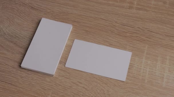prázdné bílé papírové vizitky na stole - Záběry, video