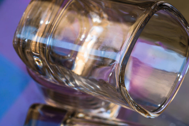Αφηρημένες σταγόνες νερού σε πολύχρωμη επιφάνεια. Αφηρημένη έννοια φόντου με γυαλί κοντά - Φωτογραφία, εικόνα